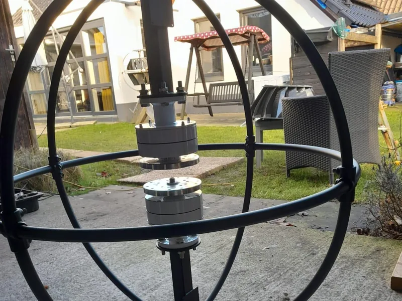 Het ringframe zonder rotor, waarbij de generator en de lagering rond de centrale verticale as zichtbaar zijn.
