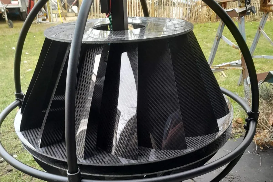 Detailopname van de rotorbladen, waarop de weefstructuur van het carbonfiber zichtbaar is.