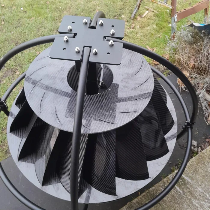 De rotor van bovenaf gezien: gebogen bladen in twee lagen rond de centrale as.
