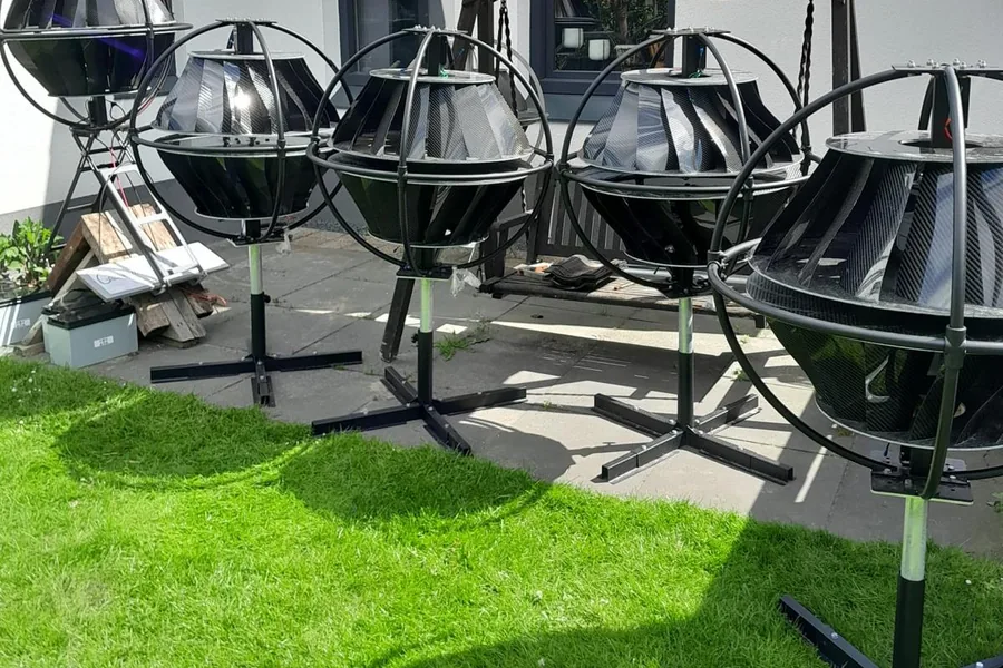 Meerdere gemonteerde Greenmil-turbines naast elkaar opgesteld in de buitenlucht.