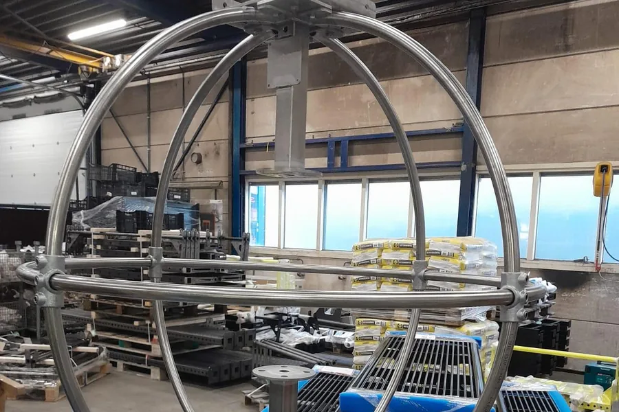 Het kale, roestvaststalen ringframe van de turbine op schragen in een werkplaats.